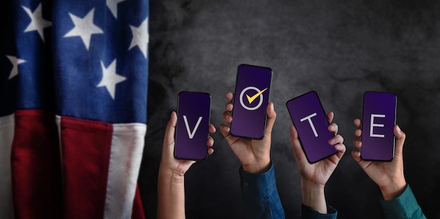 Concept de vote Élection en Amérique Groupe de personnes soulevées par téléphone portable avec texte Vote Drapeau flou des États-Unis en arrière-plan