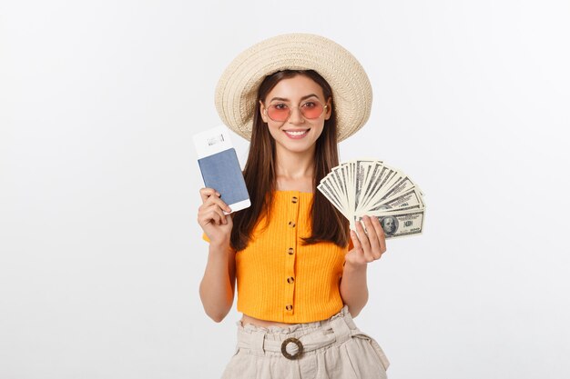 Concept de voyage - Close up Portrait jeune belle jolie fille avec un chapeau à la mode et souriant.