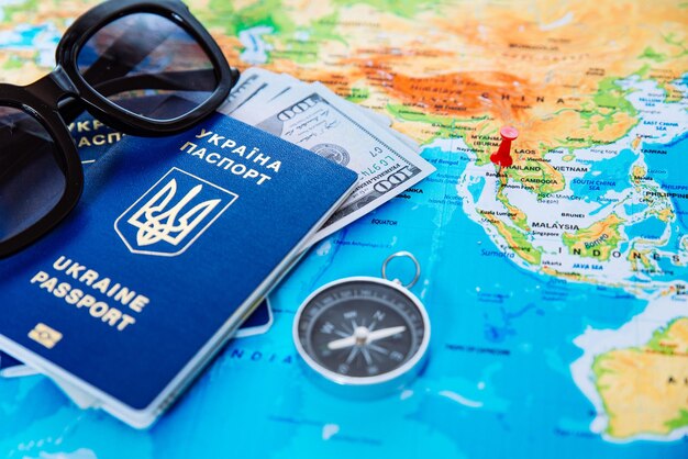 Concept de voyage deux passeports avec boussole sur la carte du monde et lunettes de soleil