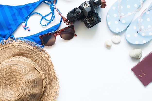 Photo concept de voyage d'été de plage avec copie espace isolé sur fond blanc