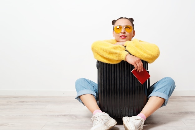 Concept de voyage. fille de femme heureuse avec valise et passeport.