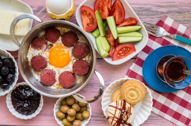 Concept de voyage: installation avec petit déjeuner turc traditionnel
