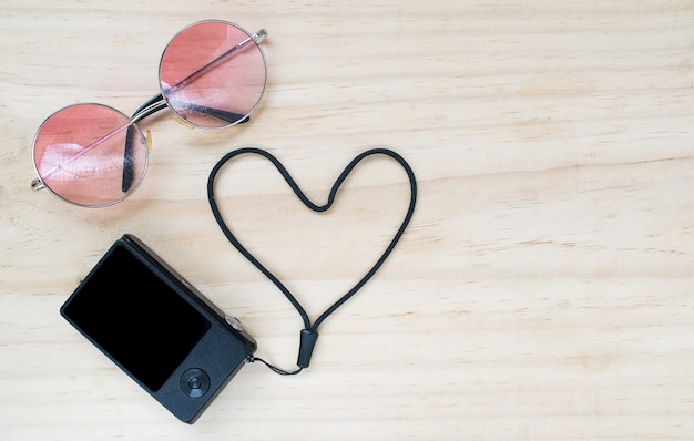 Photo concept de voyage de lunettes de soleil, caméras, sur le plancher en bois pour l'été