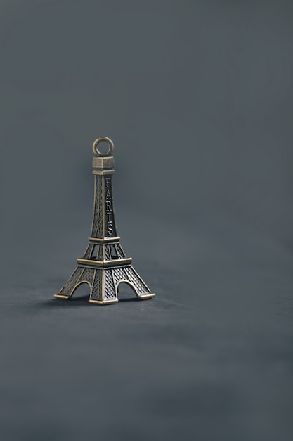 Concept de voyage, miniature de la tour Eiffel