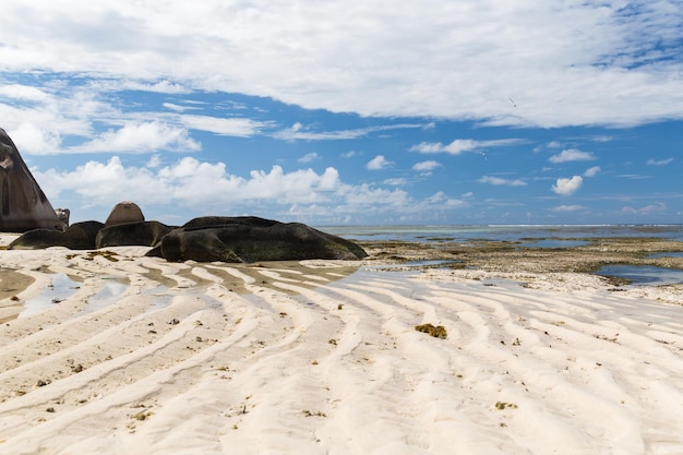 concept de voyage, de paysage et de nature - rochers sur la plage de l'île des Seychelles dans l'océan Indien