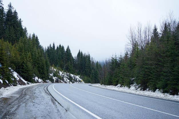 Concept de voyage sur la route Voyage d'hiver Route de campagne vide en hiver au bord de la neige