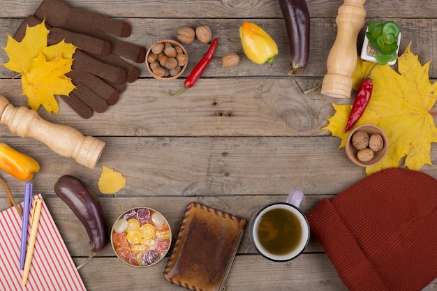 Concept de voyage tasse de thé légumes accessoires de cuisine bonbons feuilles d'érable chapeau gants