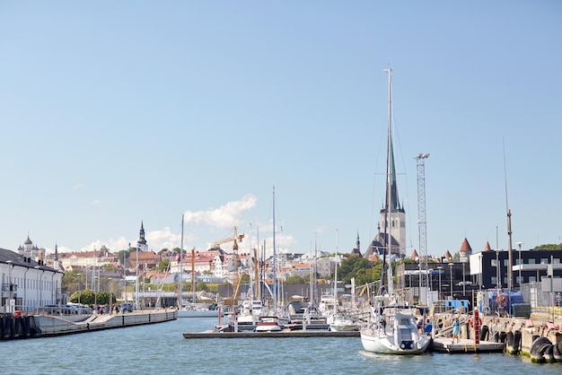 Concept de voyage et de tourisme - vue sur le port maritime et la vieille ville de la ville de tallinn