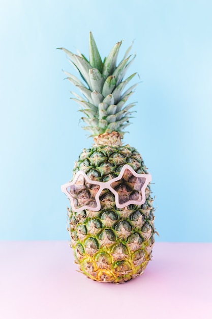 Concept de voyage et de vacances avec ananas portant des lunettes de soleil