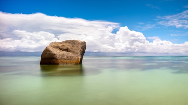 Concept de voyage de vacances avec paysage de mer tropicale