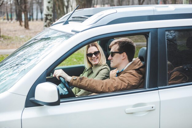 Concept de voyage en voiture couple heureux