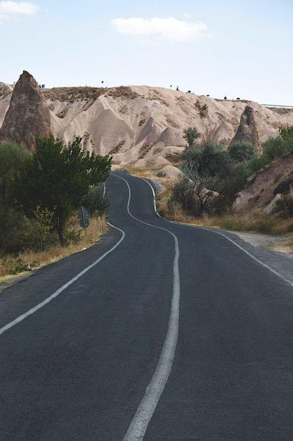 Concept de voyage en voiture une route avec de l'asphalte entre les montagnes voyage d'été en Cappadoce Turquie