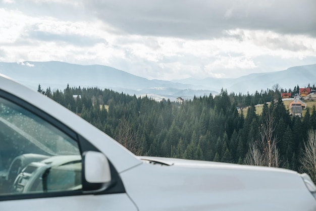 concept de voyage de voiture SUV blanche montagnes sur le concept d'arrière-plan