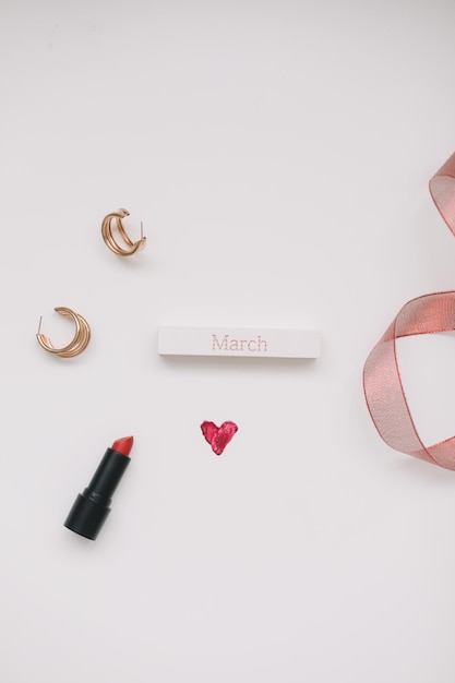 Concept womens day valentines day mars rouges à lèvres produits de maquillage cosmétiques et accessoires flatlay ...