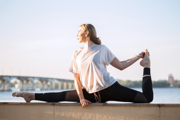 Concept de yoga sain et volant. remise en forme - belle fille assise sur une ficelle