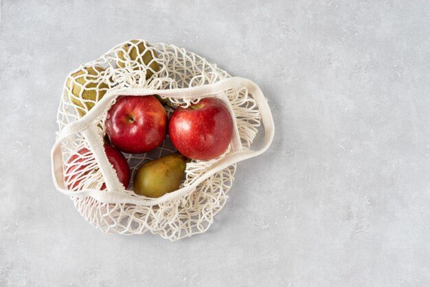 Concept zéro déchet. Fruits dans un sac en filet