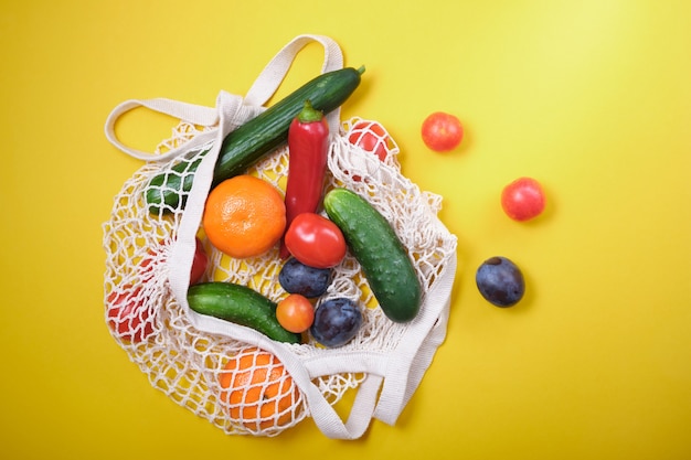 Concept zéro déchet: légumes frais dans des sacs en filet réutilisables. Mode de vie durable.