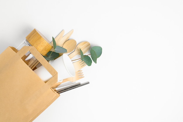 concept zéro déchet et sans plastique. sac d'épicerie avec bouteille en verre