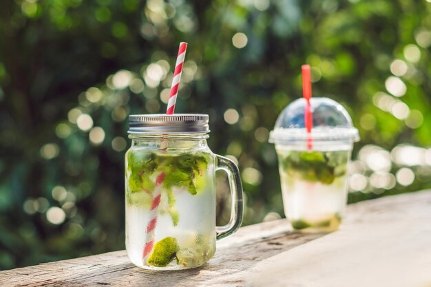 Le concept zéro déchet utilise un verre en plastique ou un pot Mason concept de style de vie vert et conscient zéro déchet