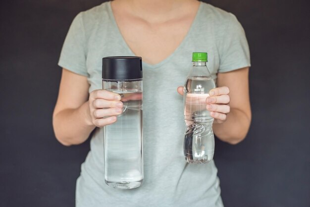 Concept zéro déchet. Utilisez une bouteille en plastique ou une bouteille en verre. Concept de mode de vie zéro déchet, vert et conscient. Idées de contenants de boissons réutilisables sur le pouce.