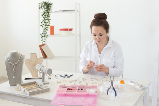 Concepteur d'accessoires professionnels fabriquant des bijoux faits à la main à la mode d'un atelier de studio