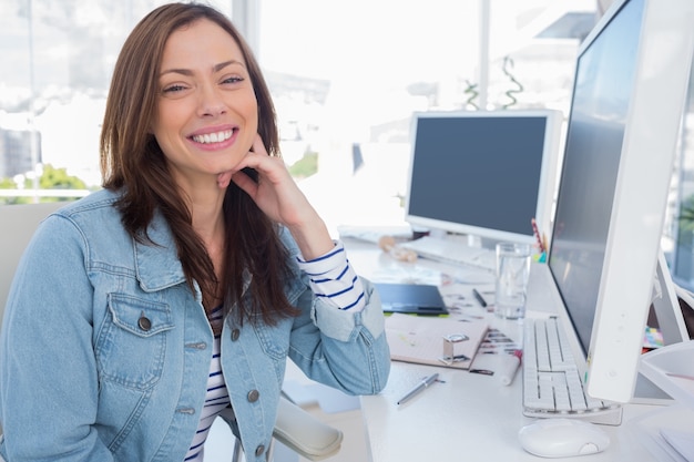 Photo concepteur attrayant dans le bureau créatif