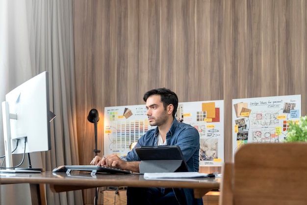 Concepteur caucasien adulte intelligent avec barbe assis sur une table de travail vidéoconférence de bureau avec des clients jeune concepteur créatif intelligent travaillant à la maison concept de quarantaine d'isolement à la maison