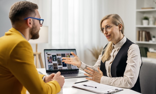 Concepteur avec client au bureau