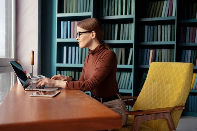 Concepteur de gestionnaire sérieux avec lunettes éducation sur le site Web réunion vidéo Une jeune femme