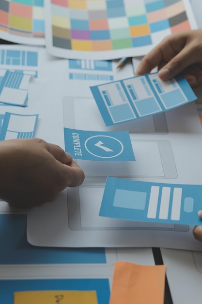 Concepteur graphique Ux croquis créatif planification développement de processus d'application prototype filaire pour téléphone mobile Web concept d'expérience utilisateur