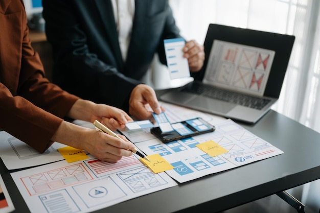 Concepteur graphique UX planifiant le développement de processus d'application prototype filaire pour téléphone intelligent Web Agence de développement numérique créativexA