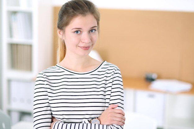 Concepteur de jeune femme d'affaires discutant d'un projet d'architecture avec un client au bureau. Concept d'entreprise de démarrage réussi.