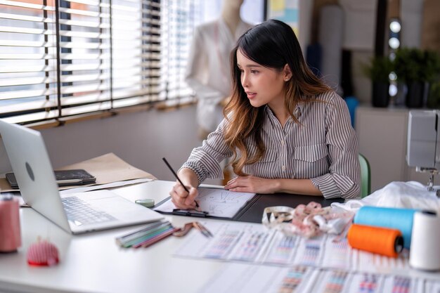 Concepteur de pensée créative jeune textile mode vêtements professionnels