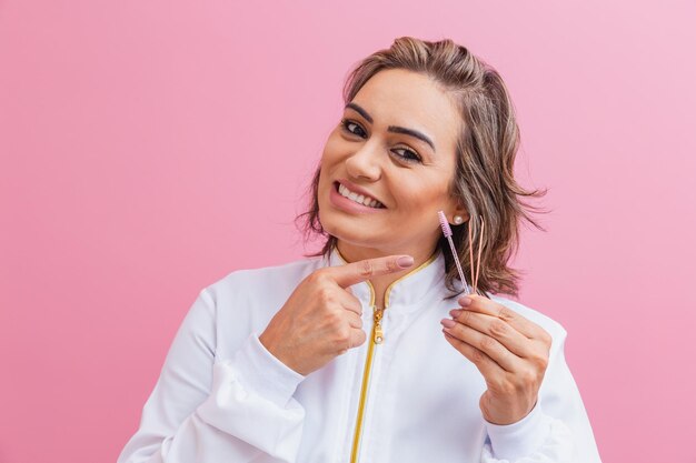 Concepteur de sourcils Esthéticienne professionnelle Femme entrepreneur tenant des pincettes et des outils pour le concepteur de sourcils