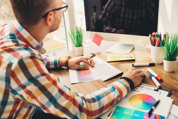 Concepteur Web travaillant à son bureau