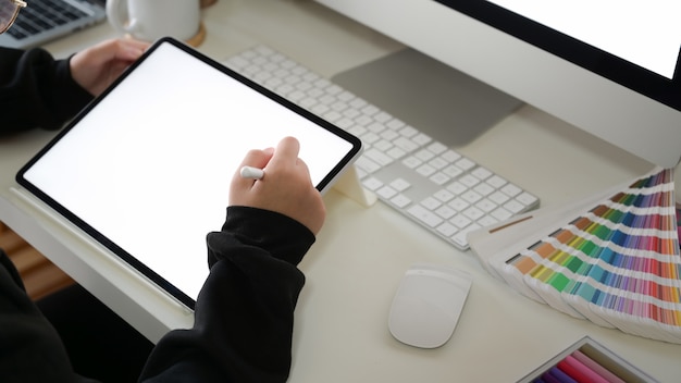 Concepteur Web travaillant avec tablette et ordinateur sur un espace de travail studio