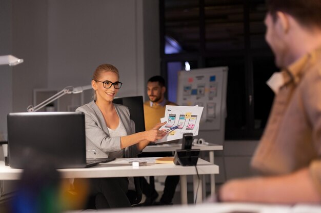 Photo concepteurs ou développeurs de logiciels au bureau de nuit