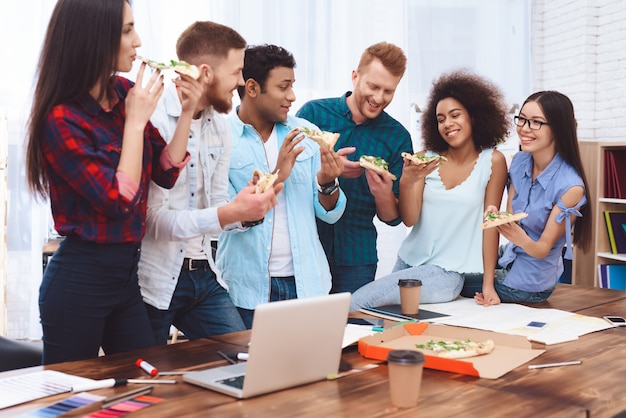 Photo les concepteurs de gurppa ont un dîner de pizza.