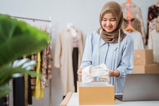 concepteurs de hijab asiatiques vendant son produit en ligne via le marché du commerce électronique