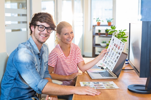 Concepteurs souriants travaillant ensemble