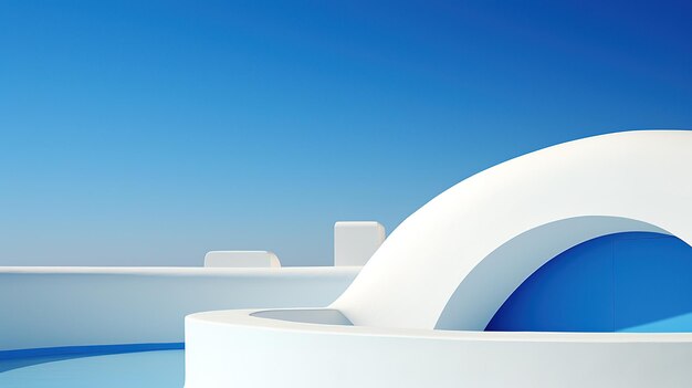 Conception architecturale moderne d'une structure blanche abstraite sous un ciel bleu et un soleil éclatant