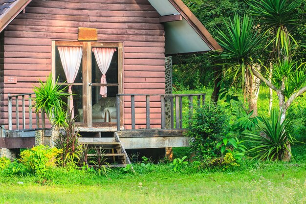 Conception d&#39;architecture de maison en bois et de jardin