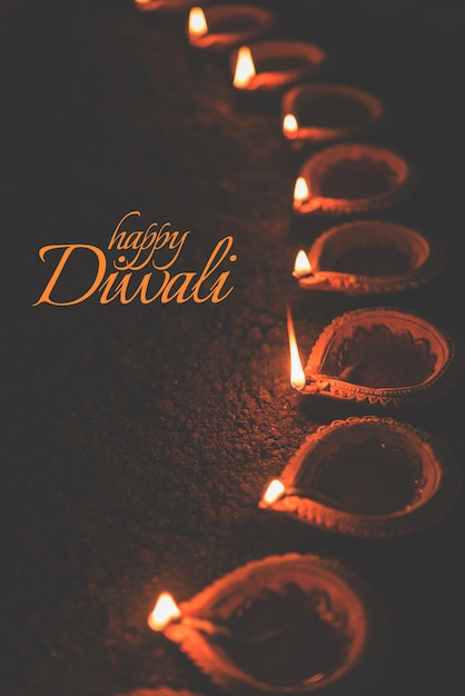 Photo conception de carte de voeux happy diwali à l'aide de lampes à huile beautiful lit diya ou clay