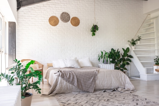 Conception de chambre de luxe dans un chalet rustique dans un style minimaliste. murs blancs, fenêtres panoramiques, éléments de décoration en bois au plafond, balançoires en corde au milieu d'une pièce spacieuse.