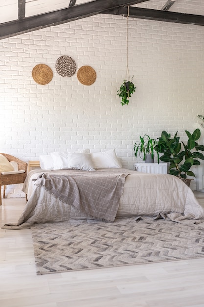 Conception de chambre de luxe dans un chalet rustique dans un style minimaliste. murs blancs, fenêtres panoramiques, éléments de décoration en bois au plafond, balançoires en corde au milieu d'une pièce spacieuse.