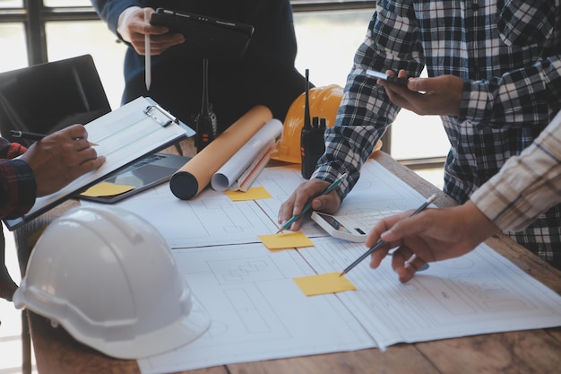 Conception de construction et de structure Réunion d'ingénieur ou d'architecte pour le projet Travail avec les partenaires et les outils d'ingénierie sur la construction de modèles et le plan dans le contrat de chantier pour les deux sociétés