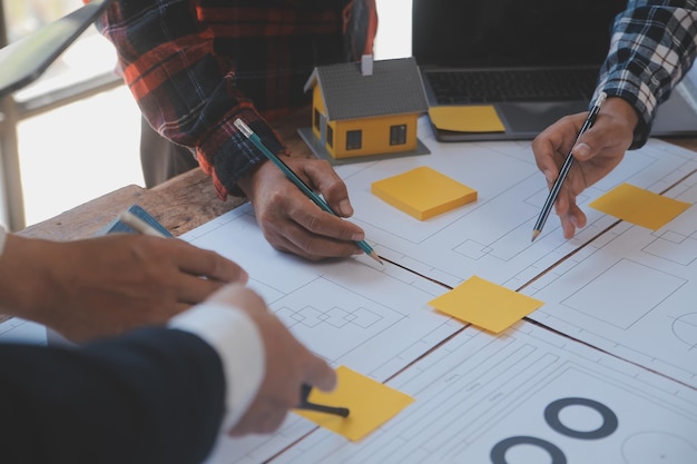 Conception de construction et de structure Réunion d'ingénieur ou d'architecte pour le projet Travail avec les partenaires et les outils d'ingénierie sur la construction de modèles et le plan dans le contrat de chantier pour les deux sociétés