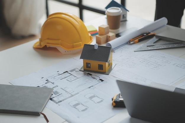 Conception de construction et de structure Réunion d'ingénieur ou d'architecte pour le projet Travail avec les partenaires et les outils d'ingénierie sur la construction de modèles et le plan dans le contrat de chantier pour les deux sociétés