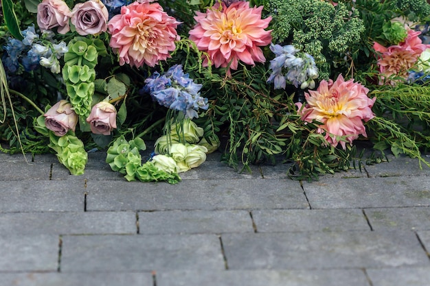 Conception de décoration florale d'arc de cérémonie de mariage à l'extérieur