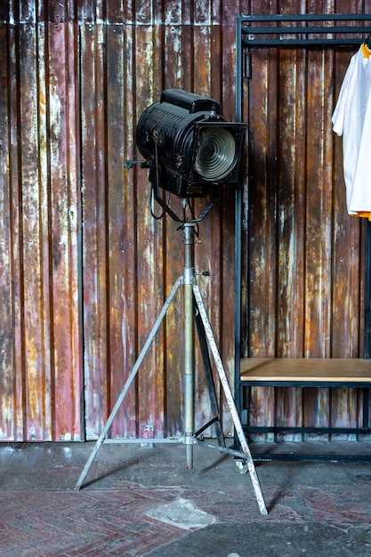 Conception du loft Intérieur du dressing. Mur métallique et foudre de cinéma et t-shirt blanc sur fond. Fond de lumière du soleil pour le texte et la conception.